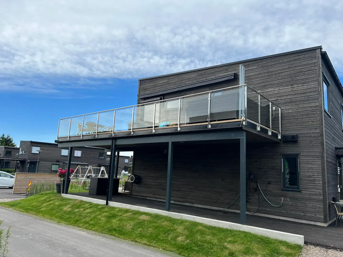 Terrasse før — klart glass uten film