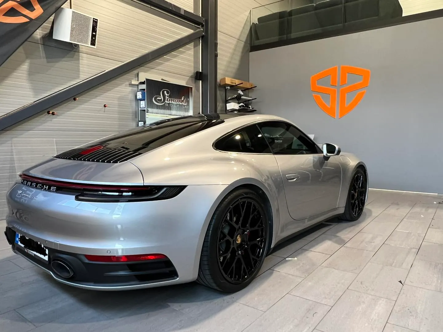 Porsche 911 i Simons verksted med lakkbeskyttelse på fronten