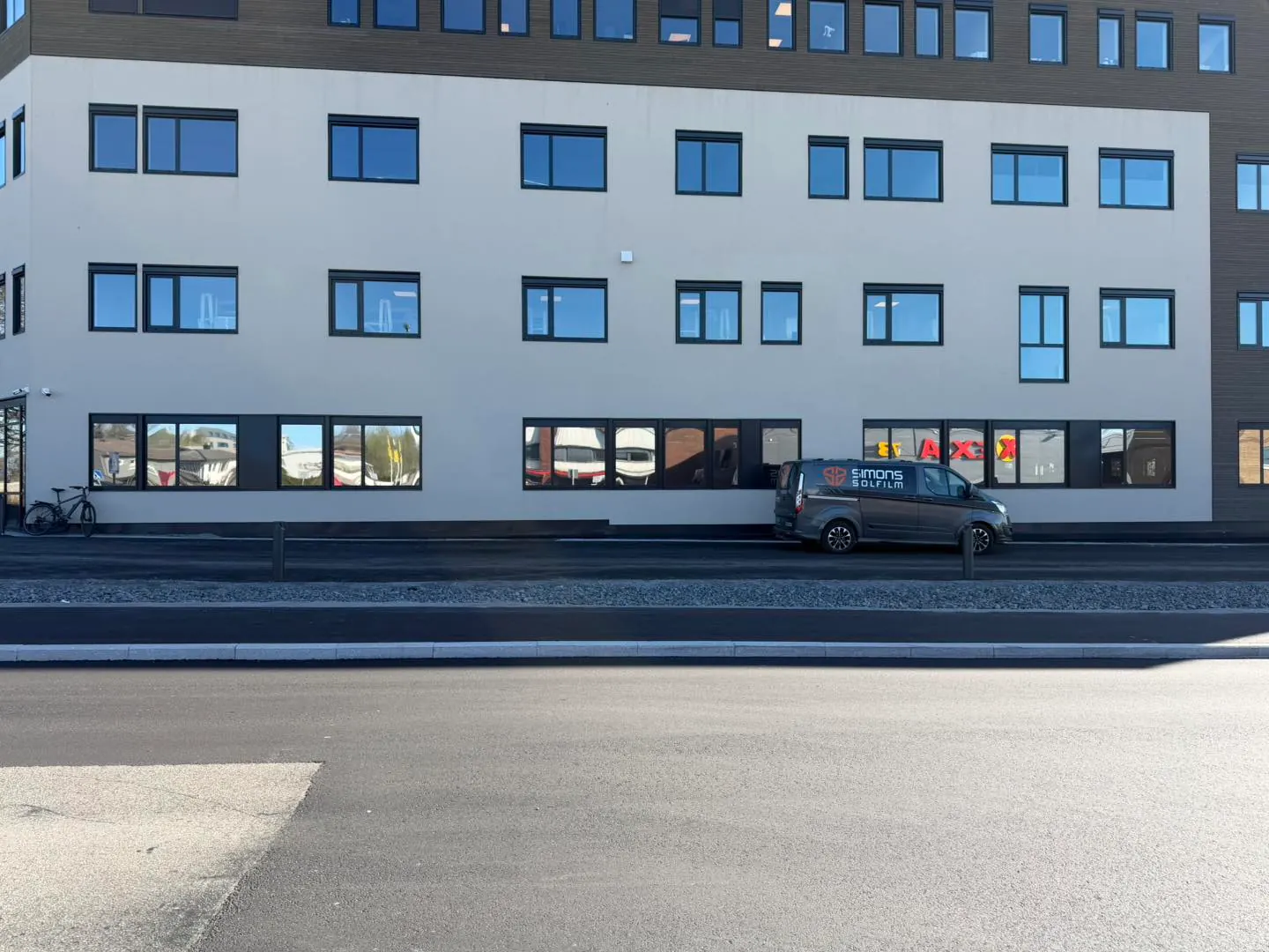 Næringsbygg med solfilm